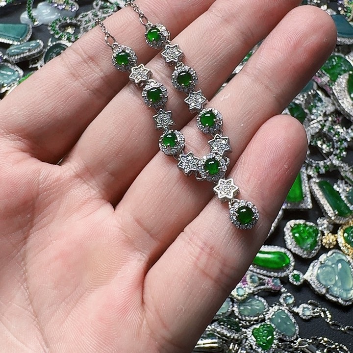 翡翠颈饰未镶嵌天然A货翡翠放漏