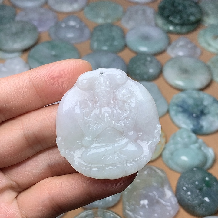 翡翠未镶嵌颈饰四臂观音