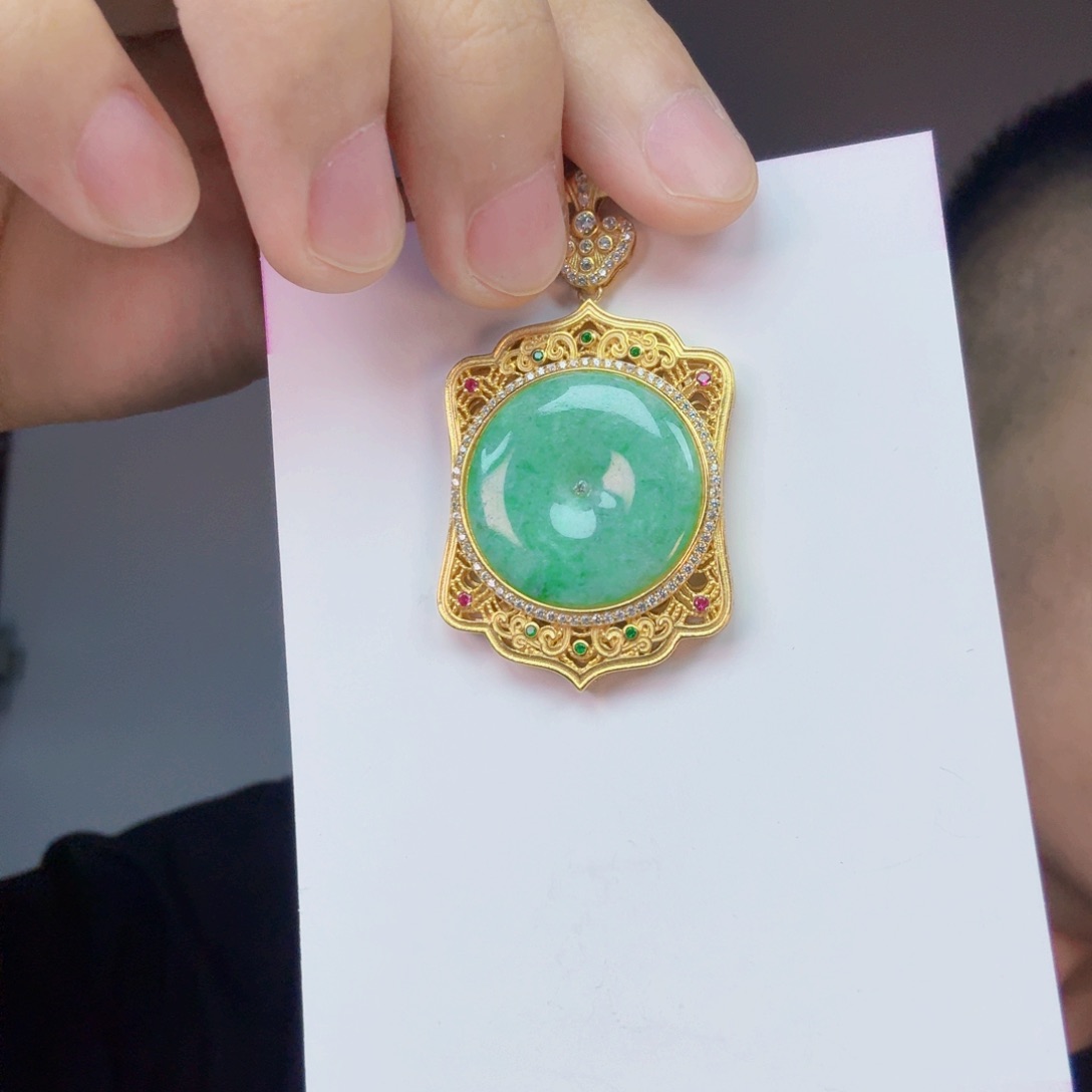 翡翠未镶嵌颈饰一件