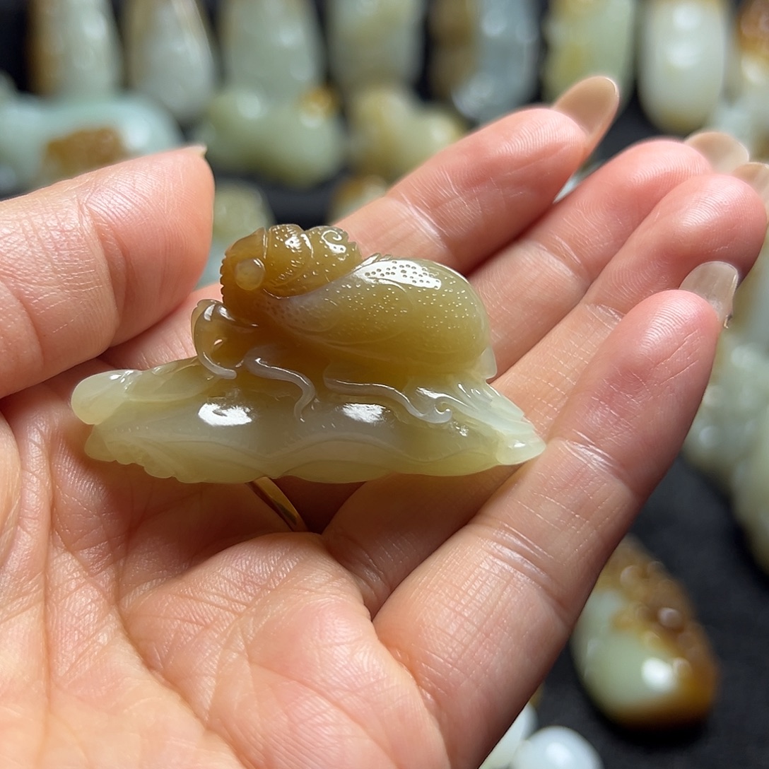 颈饰未镶嵌和田玉（糖玉）