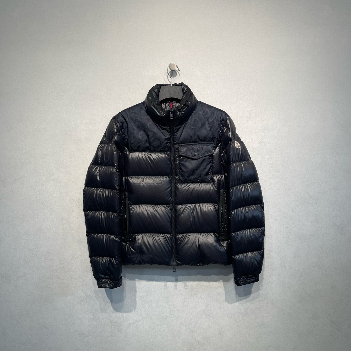 99新 MONCLER 暗纹印花拉链立领长袖羽绒服/2码/DY216704