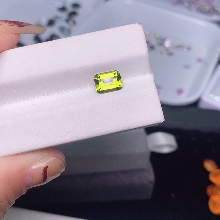 橄榄石裸石未镶嵌