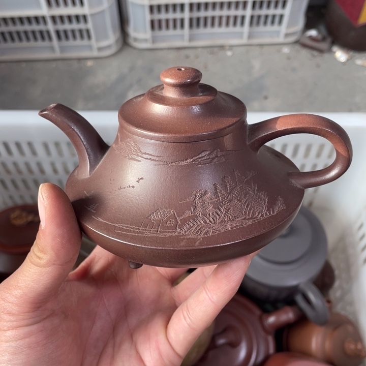 放**己老厂紫砂壶一件。