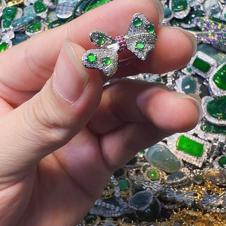 翡翠颈饰未镶嵌天然A货翡翠放漏