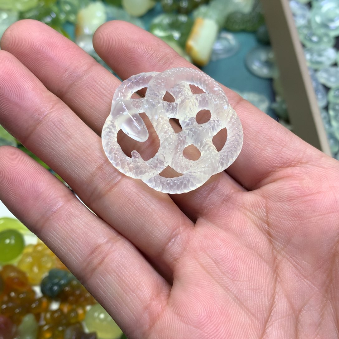 岫玉颈饰未镶嵌蛇结