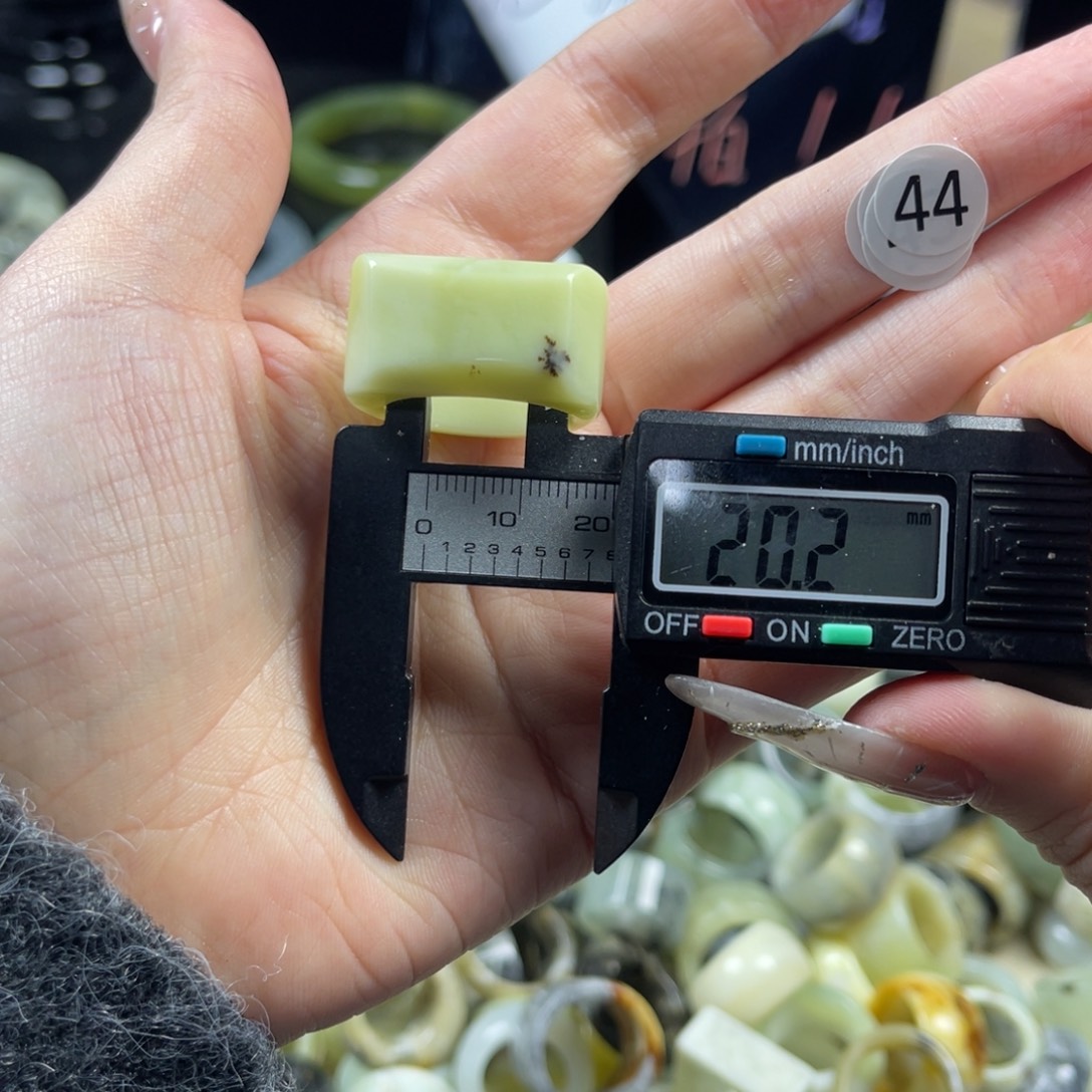 蛇纹石玉未镶嵌戒指