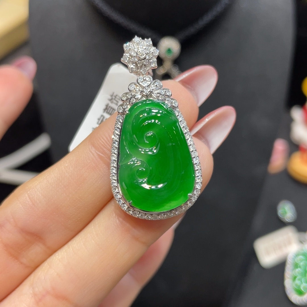 翡翠18K金镶嵌颈饰天然缅甸翡翠a货