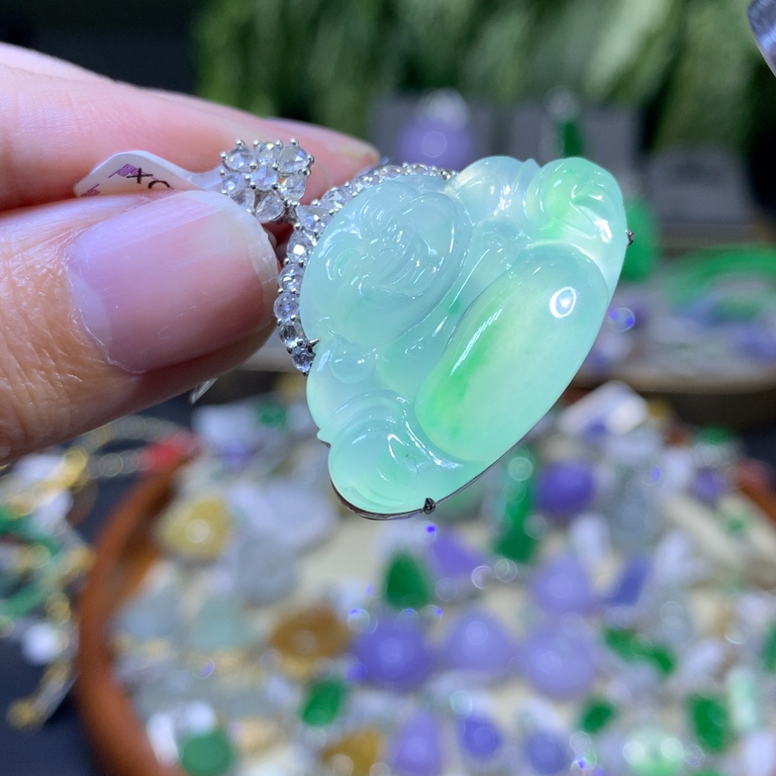 颈饰足金镶嵌翡翠