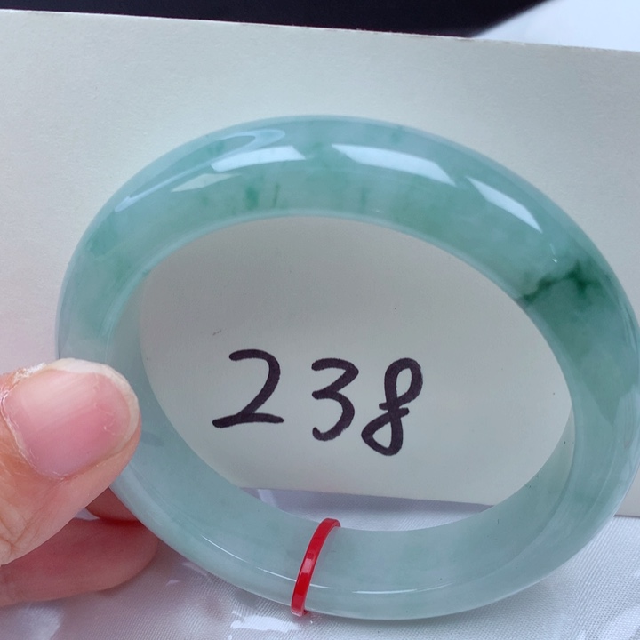 翡翠手镯未镶嵌翡翠