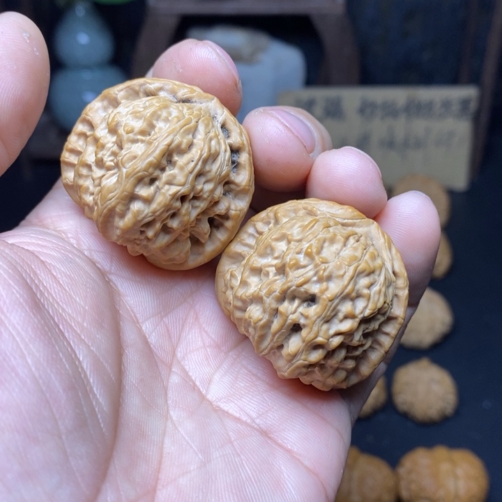 文玩核桃吊坠37+白狮子