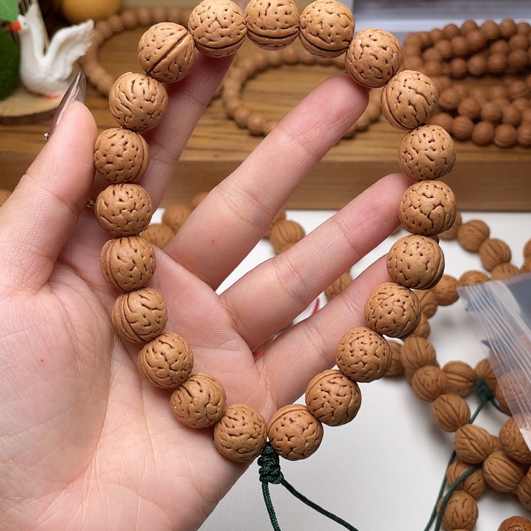 慕***然14野生红皮桃核手持