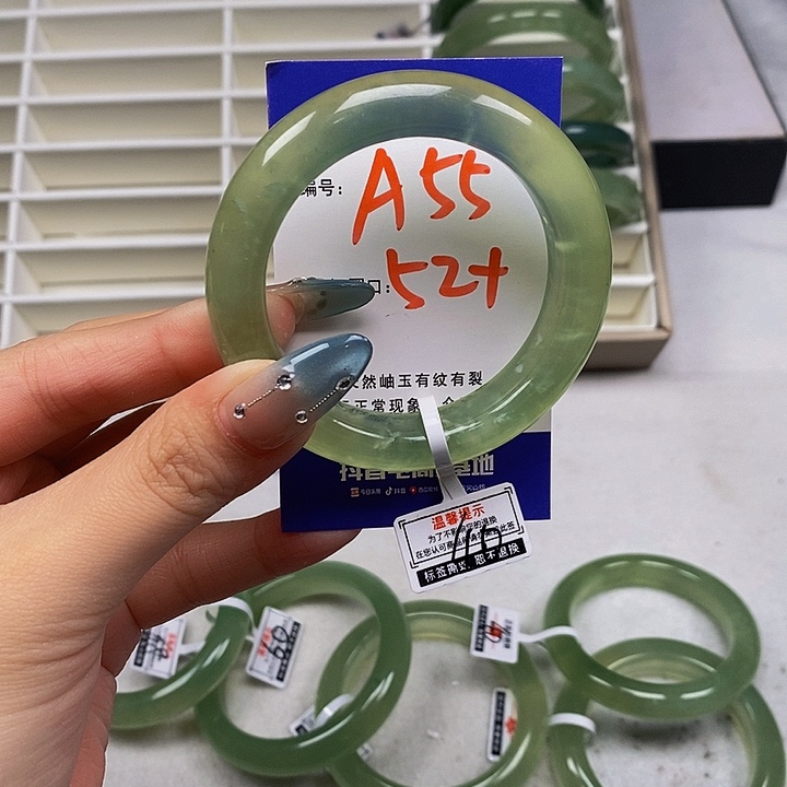 蛇纹石玉未镶嵌手镯
