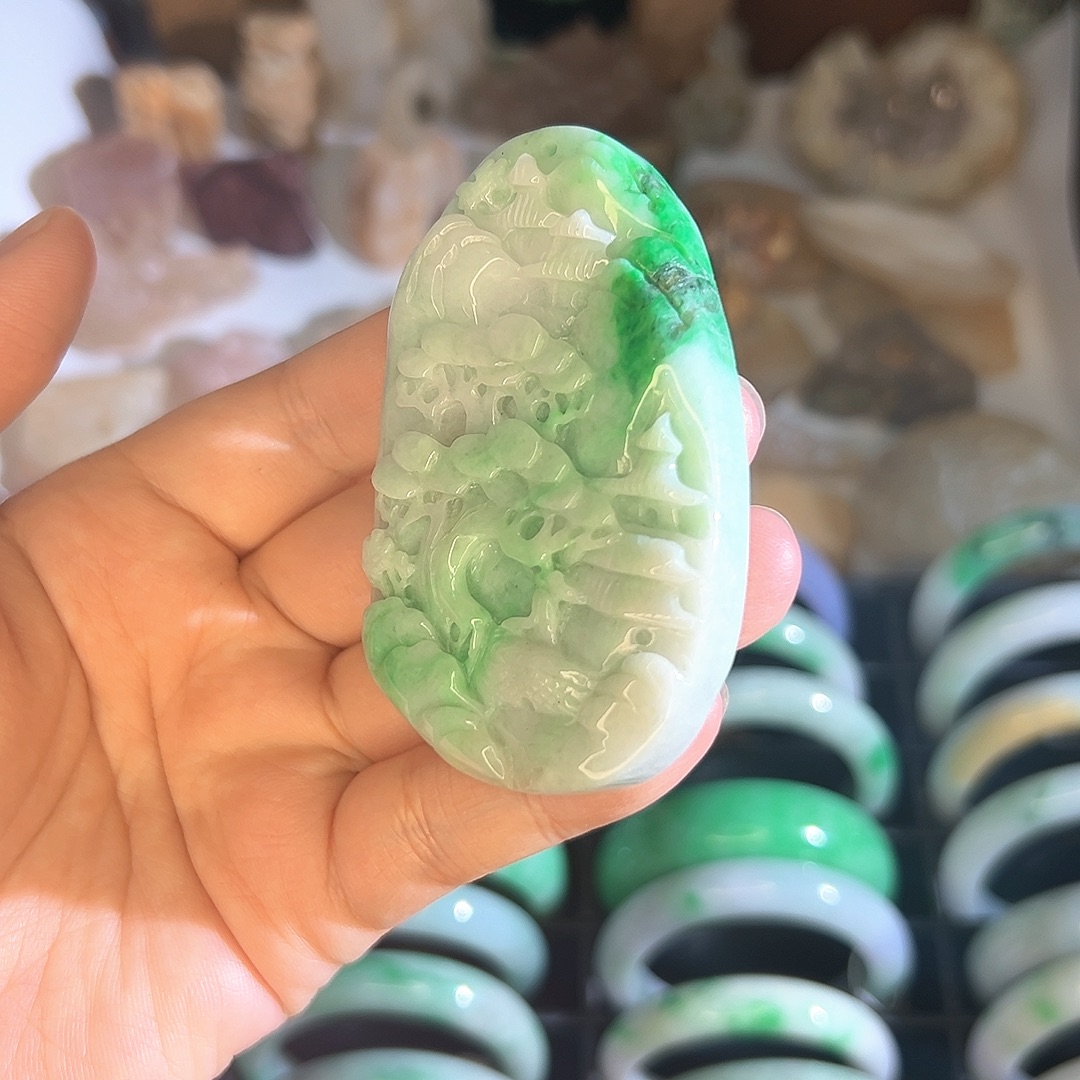 翡翠未镶嵌颈饰翡翠辣绿山水牌