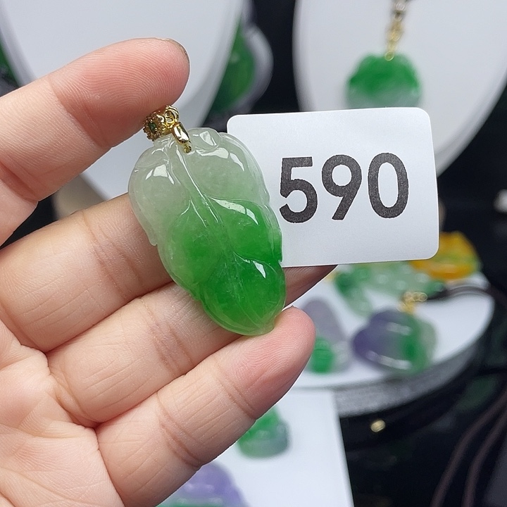 翡翠未镶嵌吊坠(赠链)