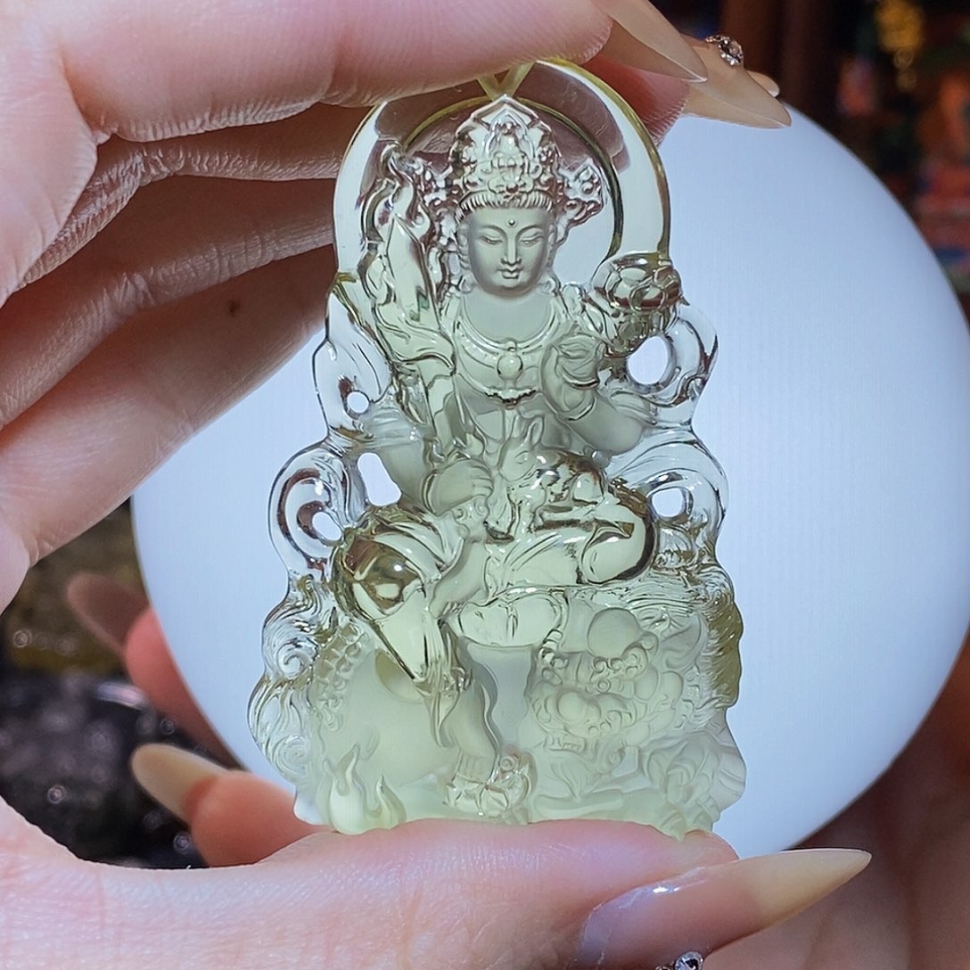 若***菱未镶嵌水晶颈饰吊坠