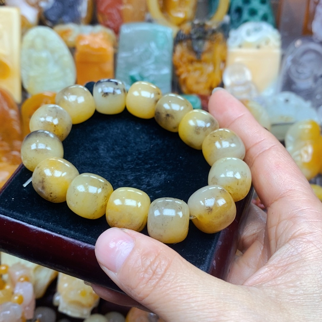 石英质玉（黄龙玉）未镶嵌颈饰