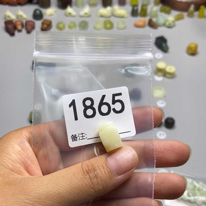 玉***秋未镶嵌蛇纹石玉颈饰