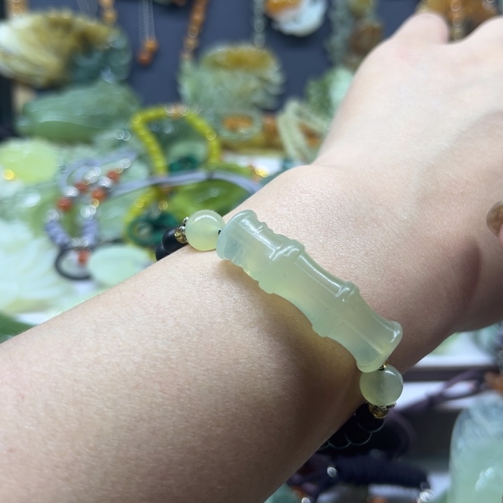 蛇纹石玉未镶嵌颈饰