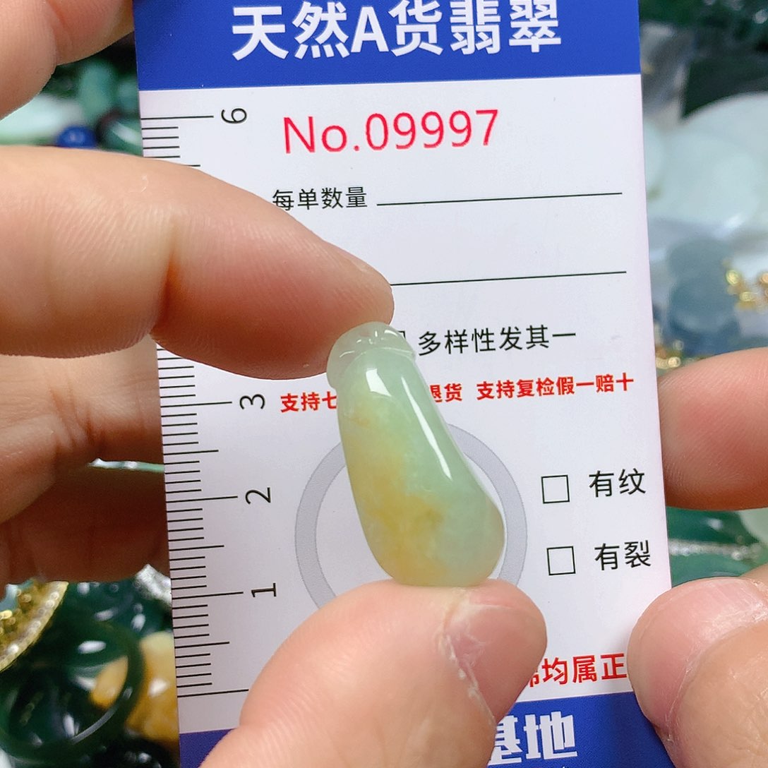 翡翠颈饰未镶嵌天然翡翠