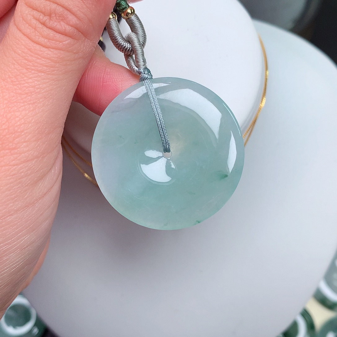 翡翠颈饰未镶嵌平安扣