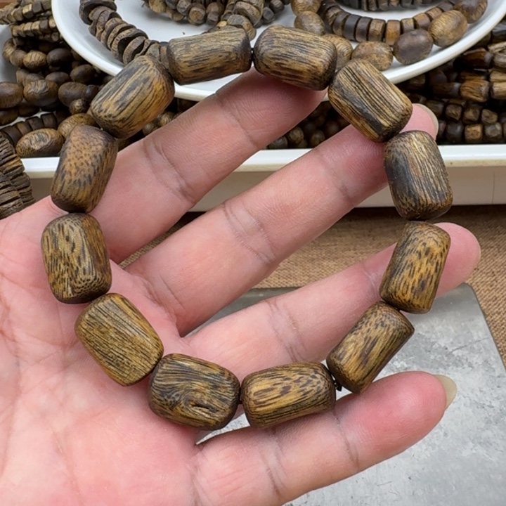 K***i手串沉香乌身手串12克加