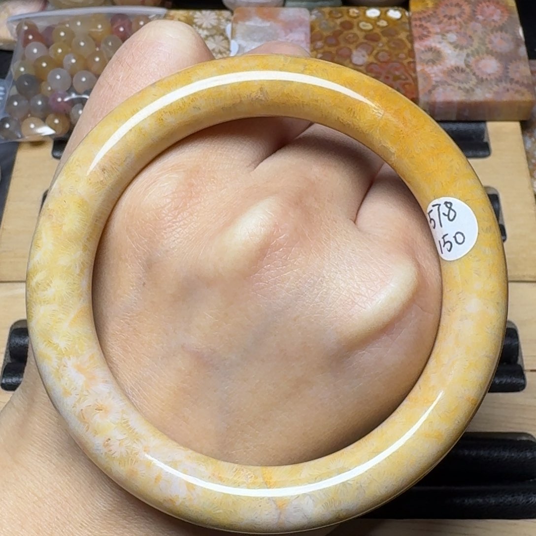硅化玉57.8嫩黄虫纹，有点骨骼未镶嵌