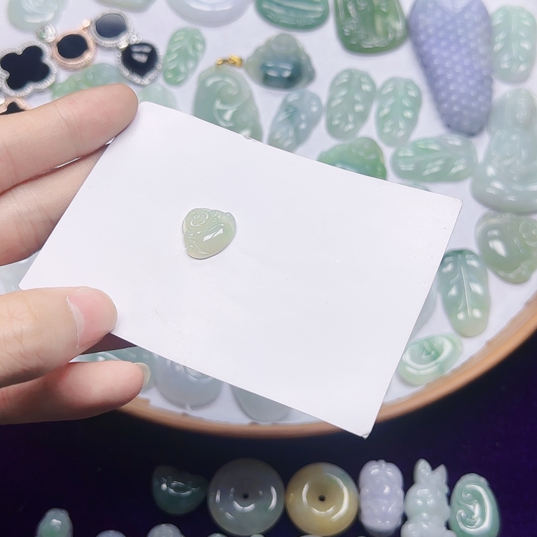 翡翠未镶嵌吊坠(赠链)