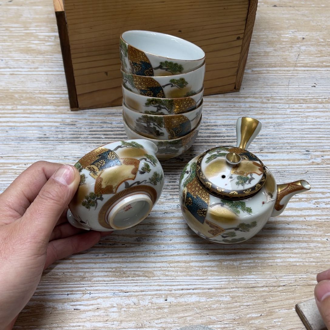 瓷片密密麻麻地排列着一个大