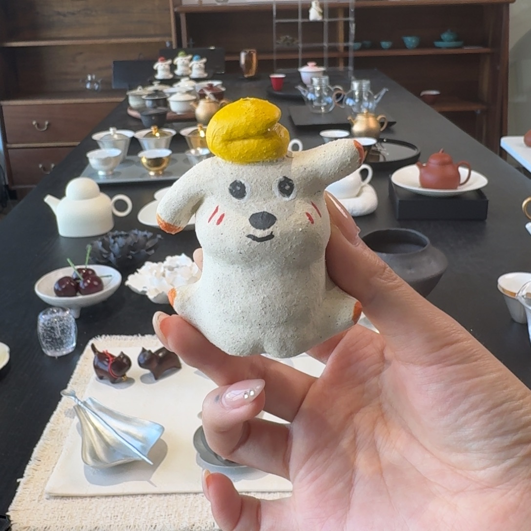 黄色帽子香插小狗