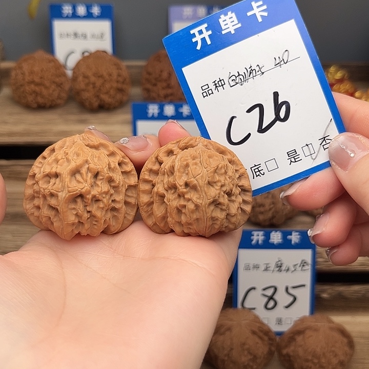 文玩核桃吊坠白狮子40