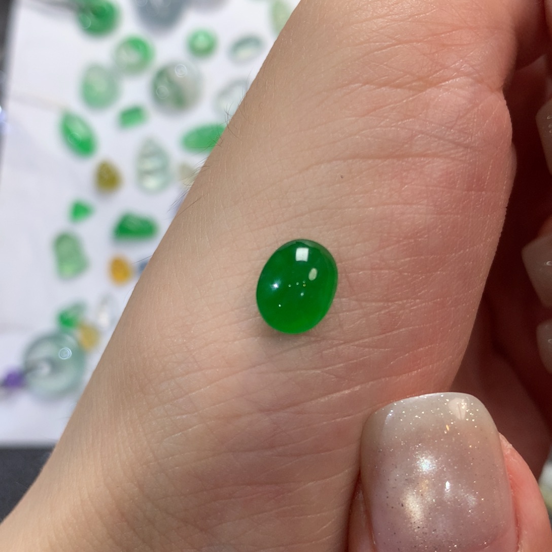 翡翠裸石翡翠绿蛋面卡8.7