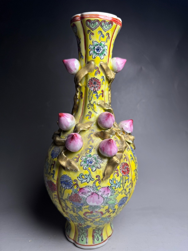 粉彩高浮雕寿桃赏瓶