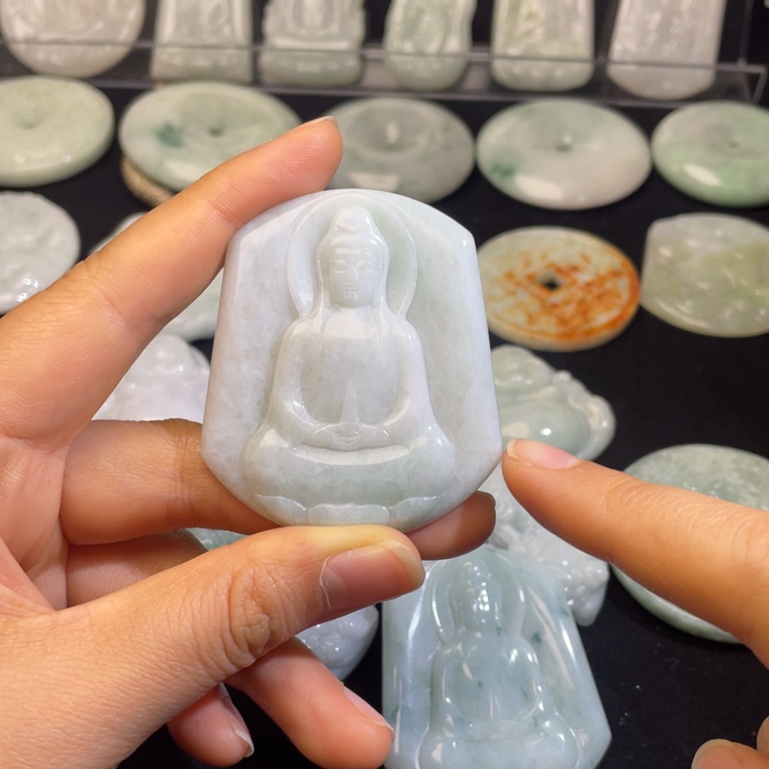 翡翠未镶嵌颈饰观音