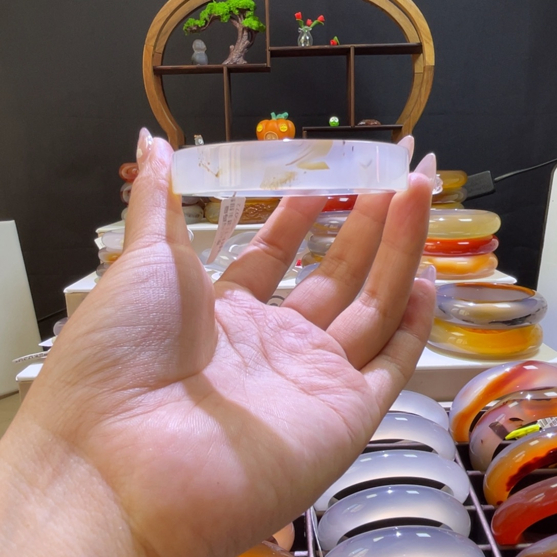 多***醋玛瑙/玉髓手镯未镶嵌