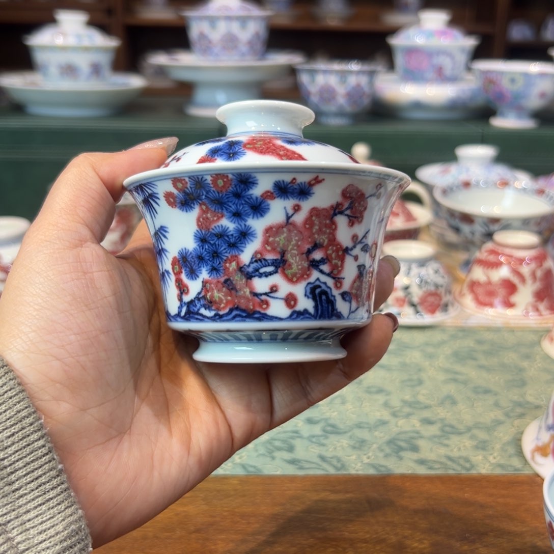 Y明和堂松竹梅釉里红盖碗