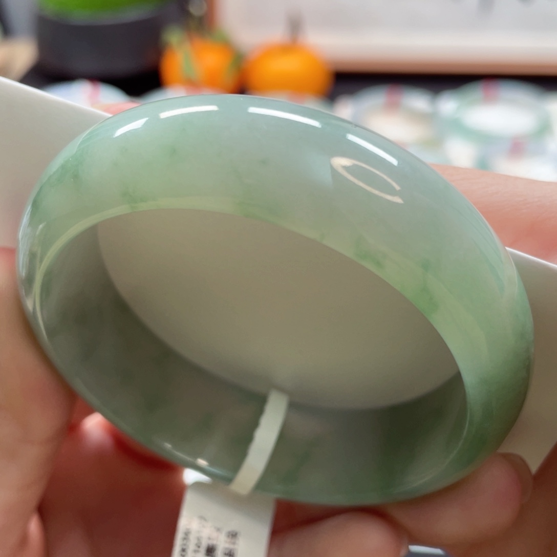 【闪购商品】翡翠手镯未镶嵌55.5宽轮胎飘绿葡萄肉17号