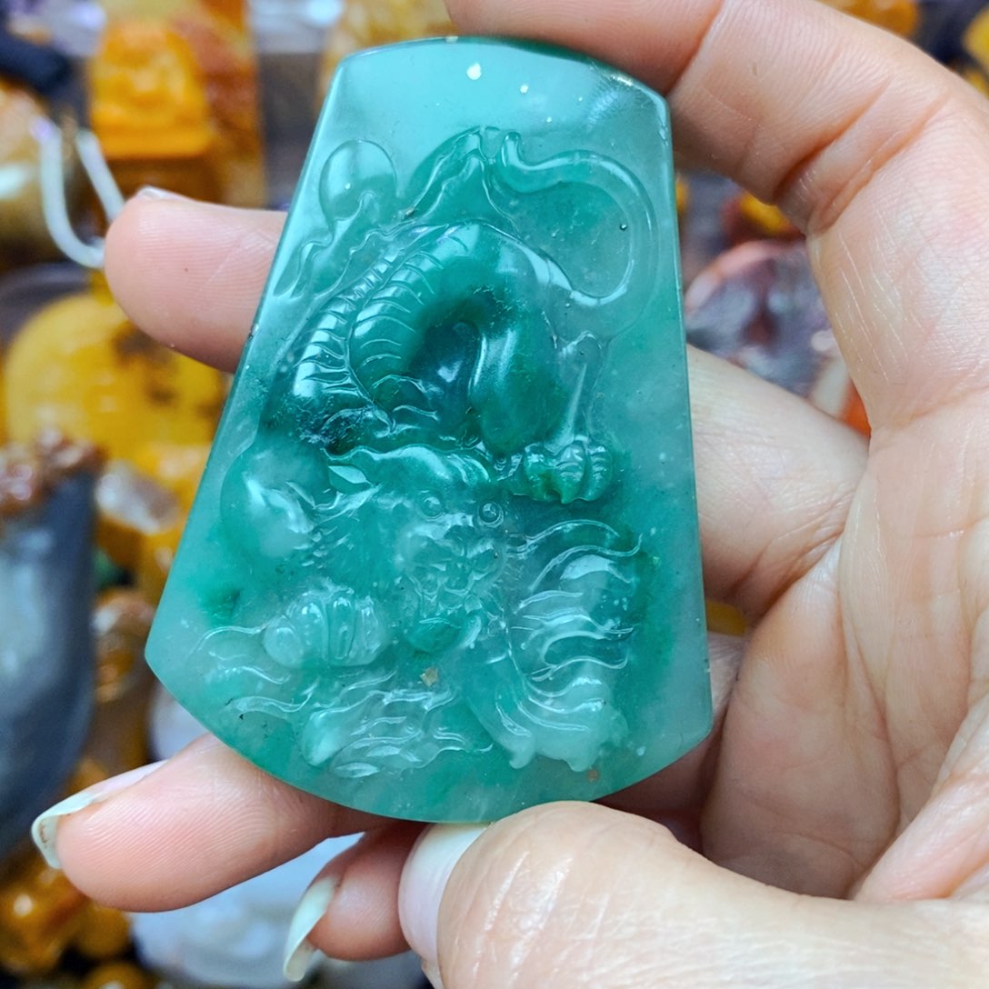 未镶嵌石英质玉（黄龙玉）颈饰