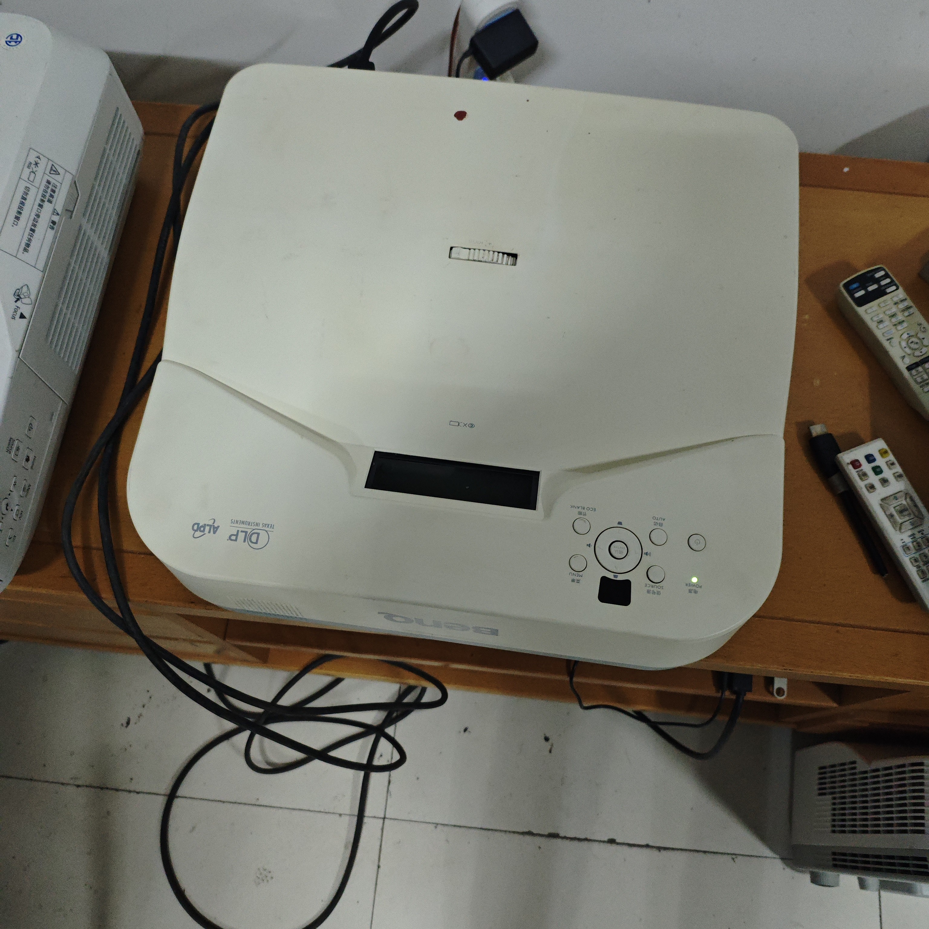 高清超短焦投影仪运费到付