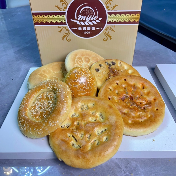 七种混合馕 一共14个( يەتتە خىل ئارلاشما نان)