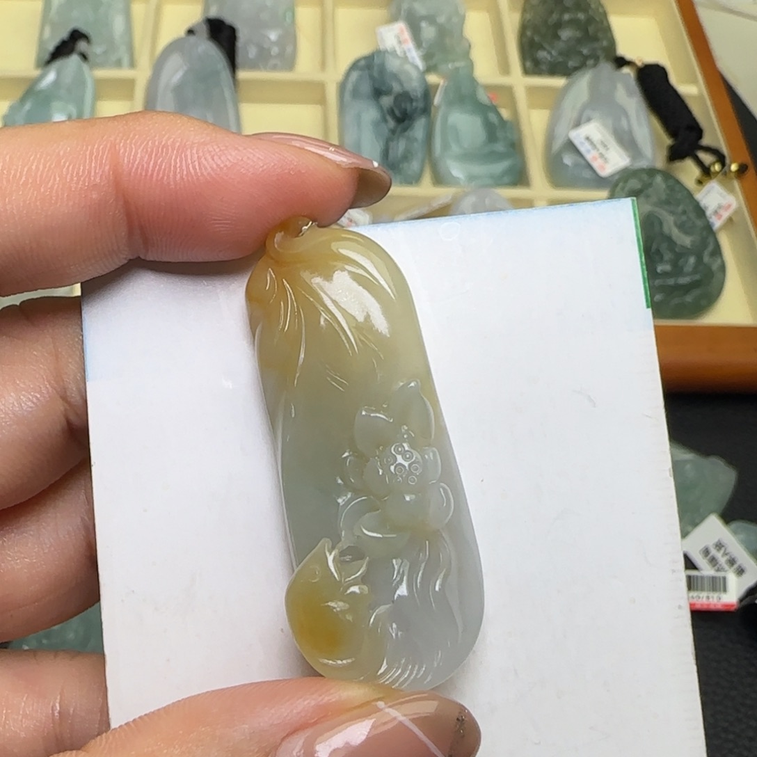 翡翠未镶嵌颈饰  