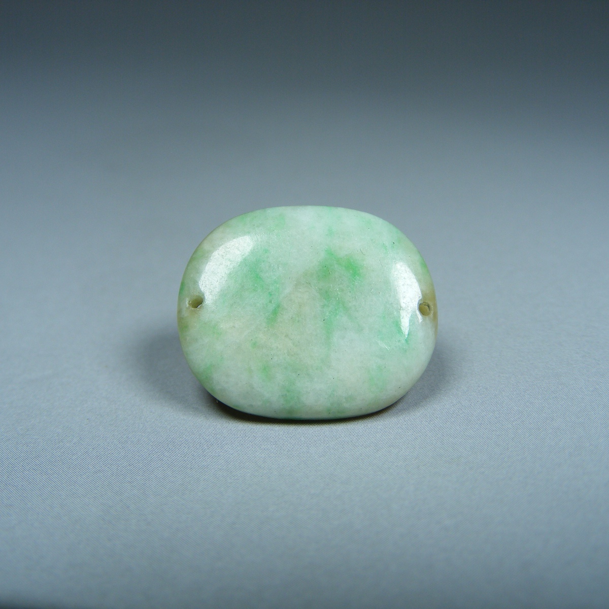 清中晚期A货白底青翡翠双孔椭圆大帽正