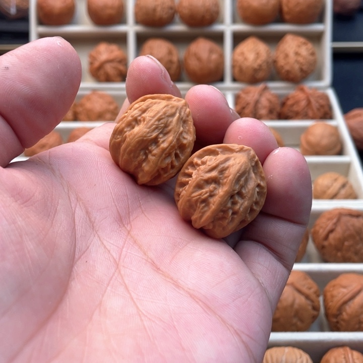 文玩核桃把件红宝石