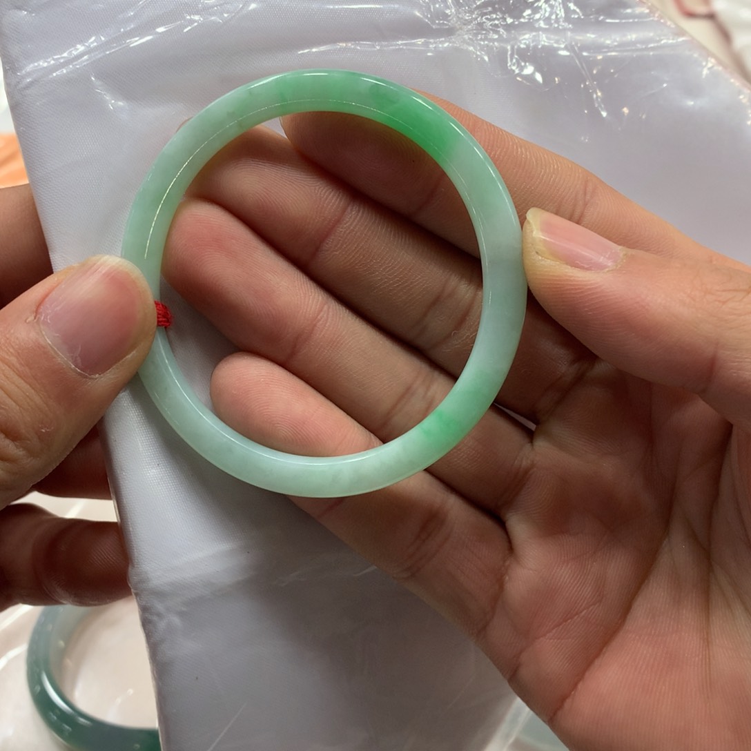 翡翠手镯未镶嵌叮当