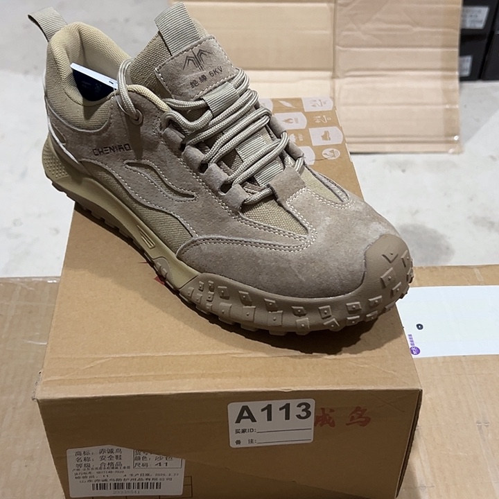 编码113号。41码防砸防刺劳保鞋。