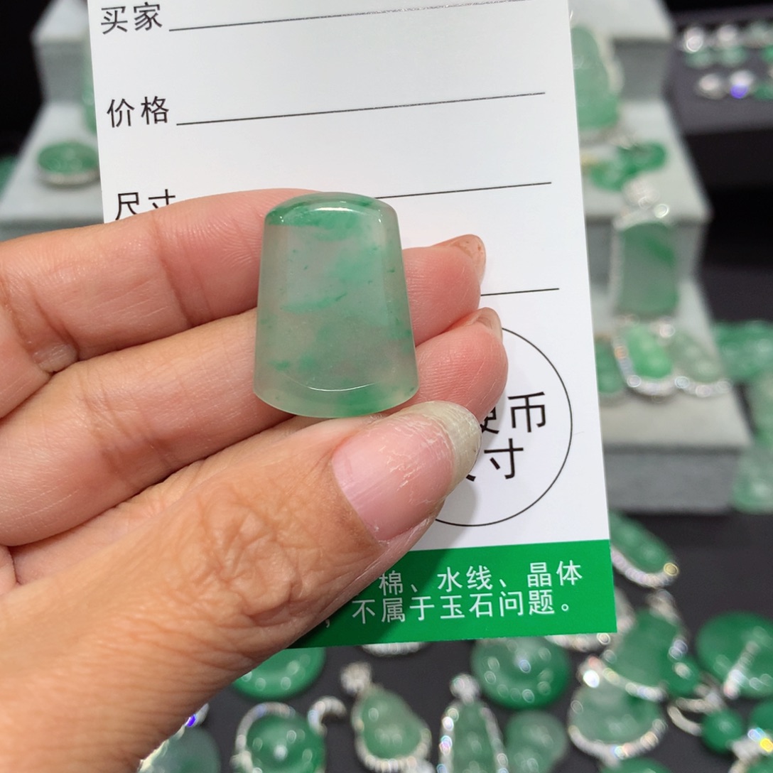 颈饰未镶嵌石英质玉（非洲翠）