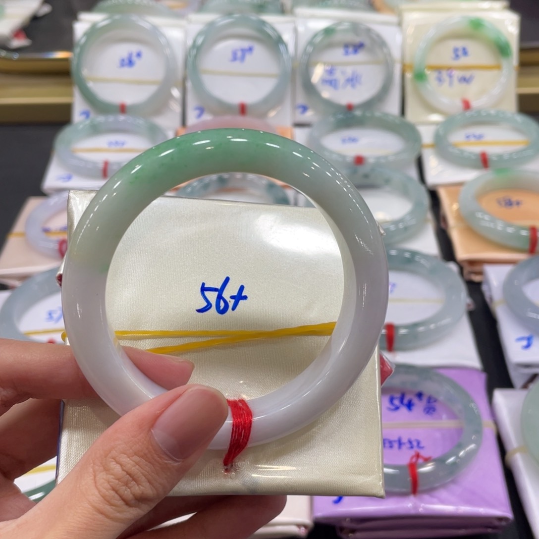 翡翠手镯未镶嵌翡翠手镯