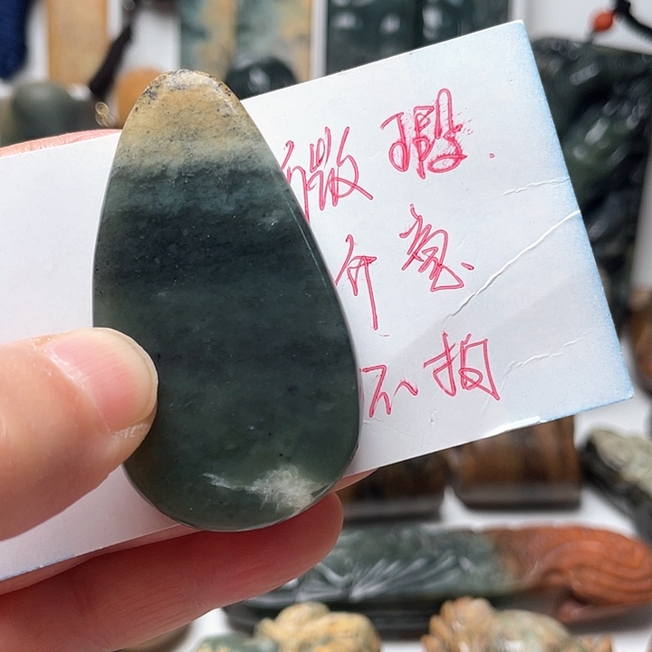 未镶嵌岫岩河磨玉（透闪石质玉）挂件