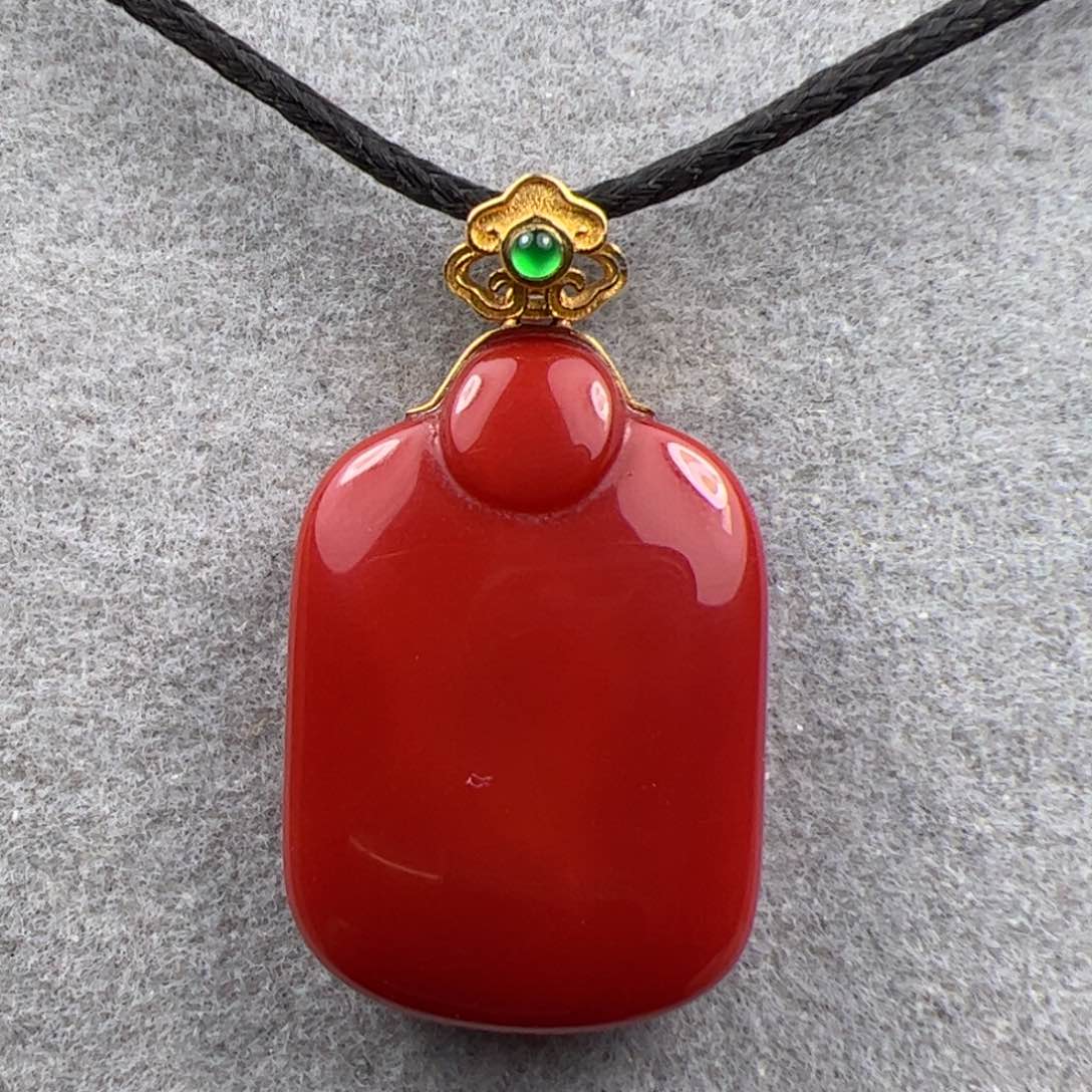 18K金镶嵌平安无事牌南红玛瑙