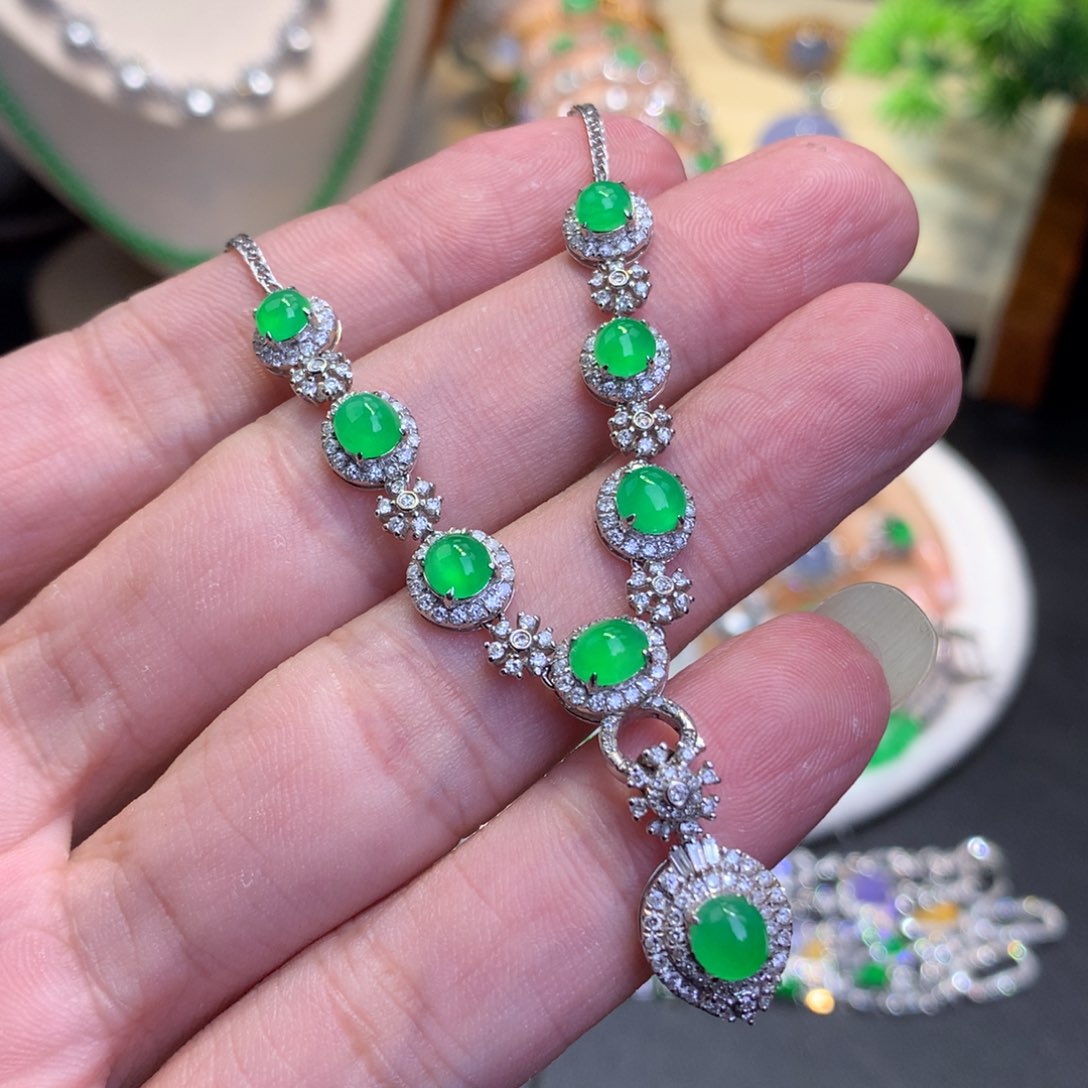 翡翠18K金镶嵌颈饰绿蛋面