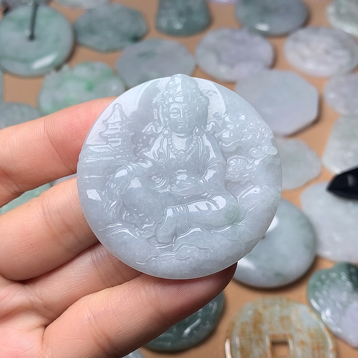 翡翠未镶嵌颈饰山水观音